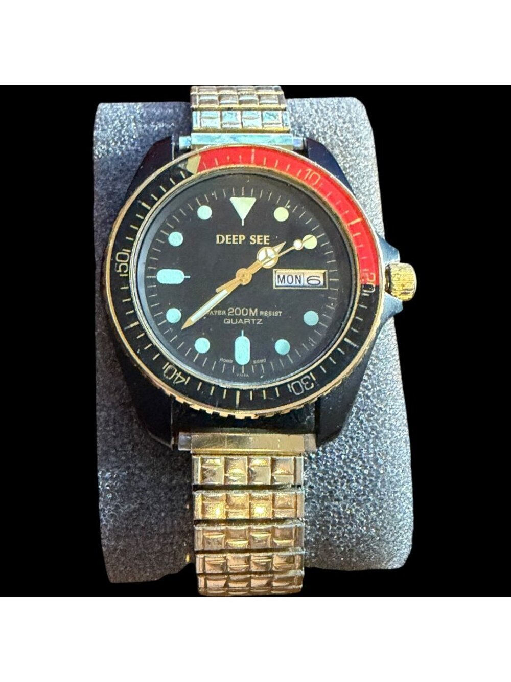 Vintage DEEP SEE Quartz Diver Watch Day/Date Black Dial Gold Tone Expandable